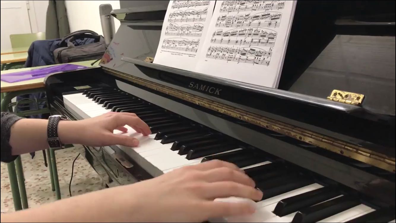 Ana interpreta Sonatina- Kuhlau al piano.20